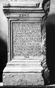 Base marmorea di M. Fabio Magno Valeriano. (Chiusi, Museo Nazionale Etrusco)